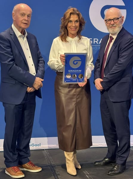 Morag McCafferty receiving her Gradaim Plaque